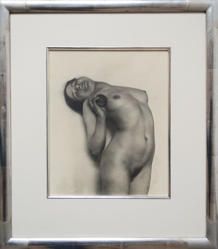 Zakloněný akt s jablkem - 1