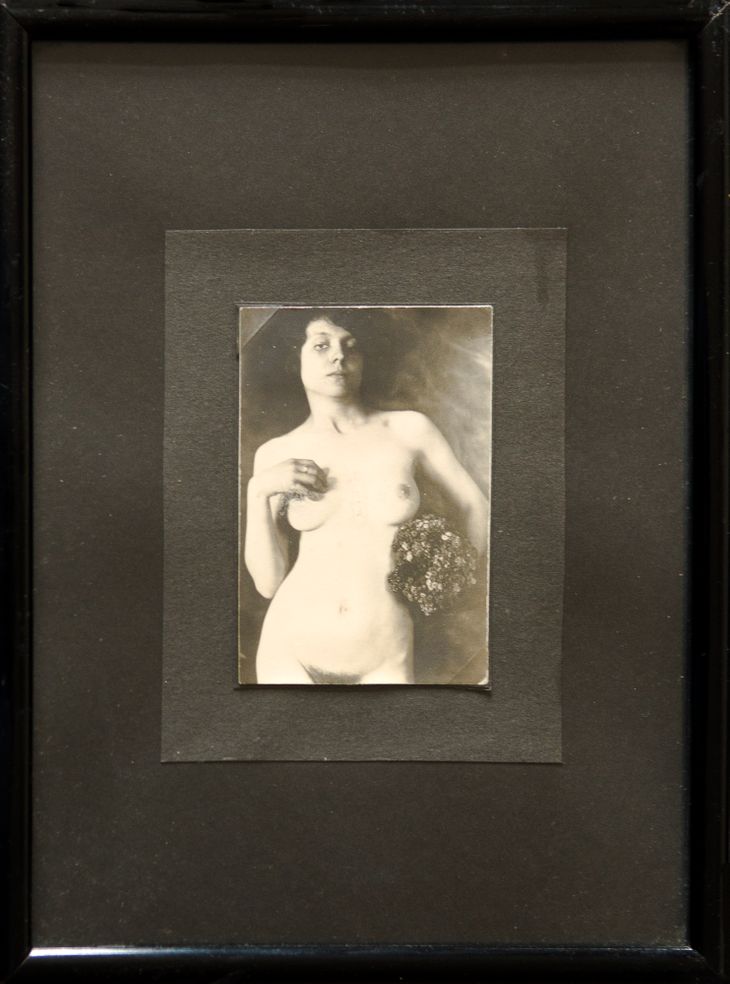 Ženský akt s kyticí - 1